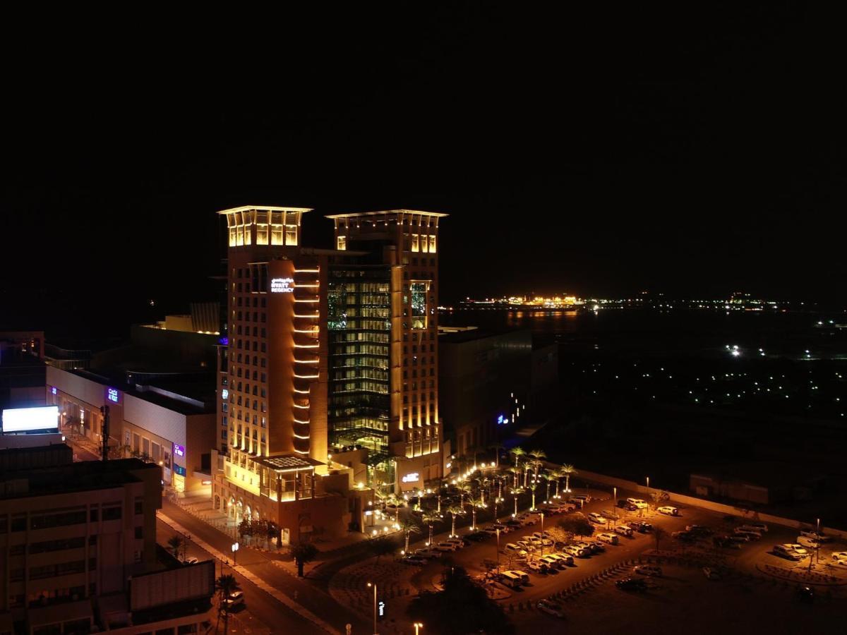 Hyatt Regency Al Kout Mall Kuwait City Eksteriør billede The hotel at night