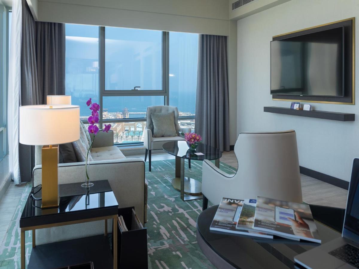 Hyatt Regency Al Kout Mall Kuwait City Eksteriør billede A living room at the hotel