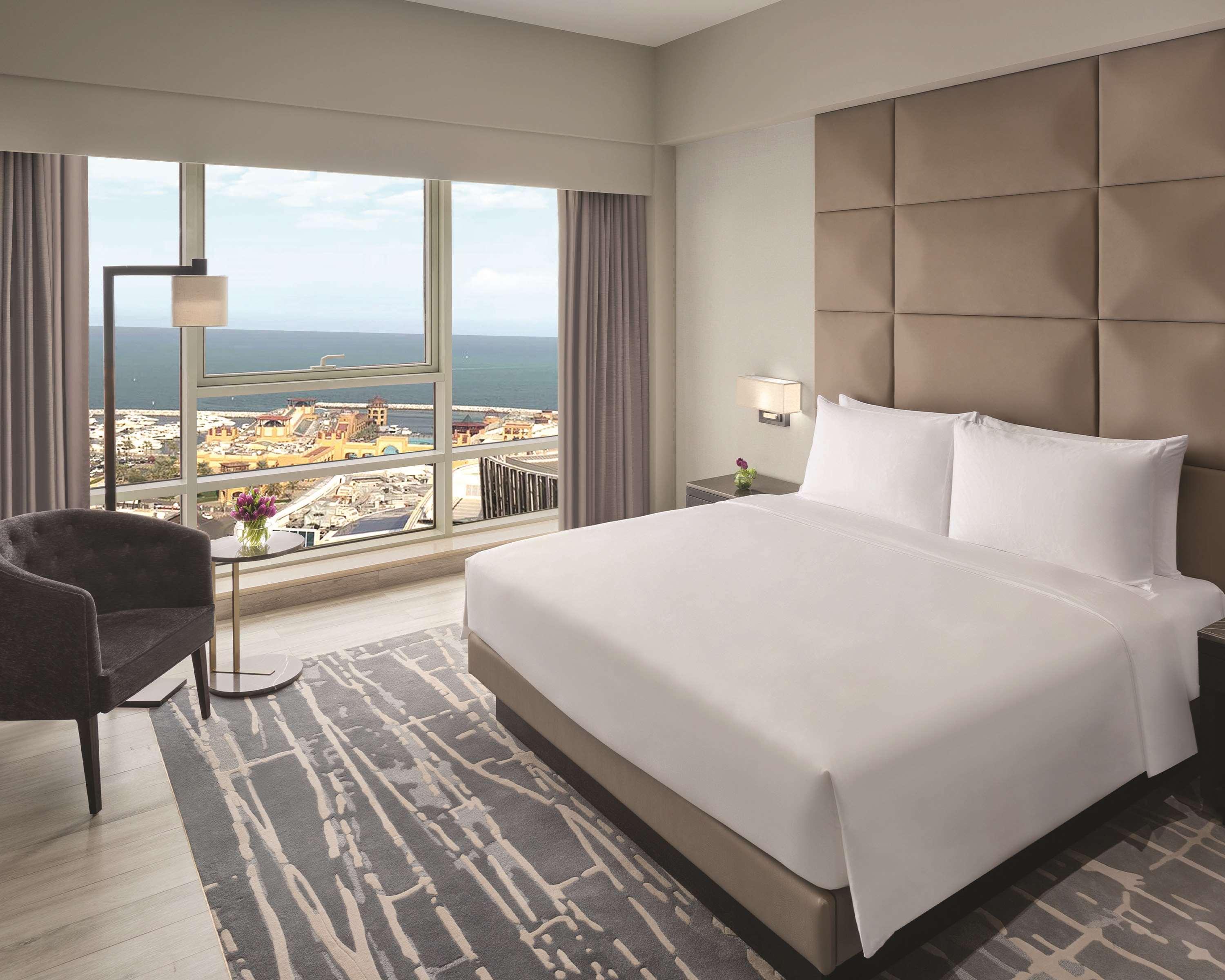 Hyatt Regency Al Kout Mall Kuwait City Eksteriør billede A bedroom at the hotel