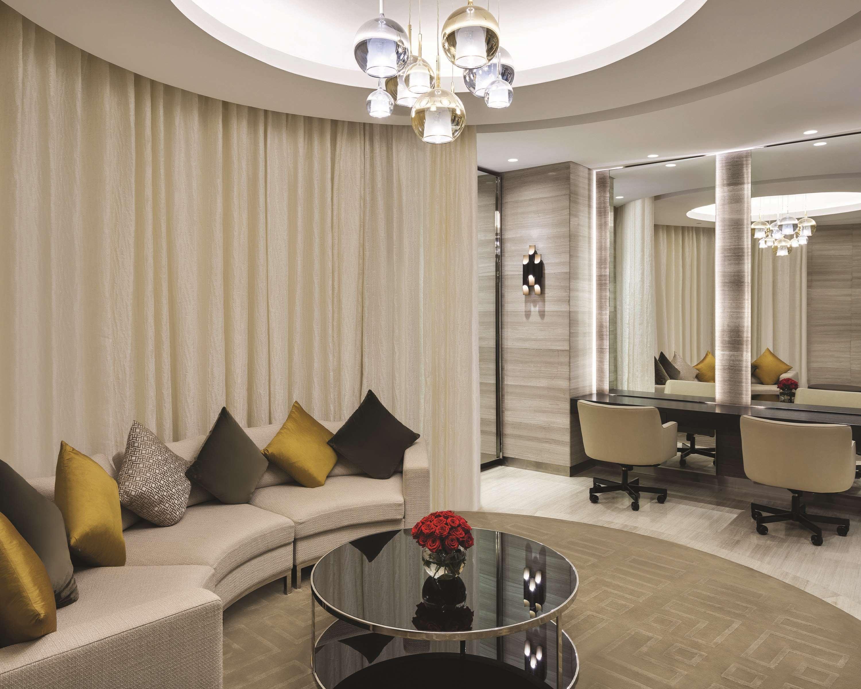 Hyatt Regency Al Kout Mall Kuwait City Eksteriør billede The interior of the club
