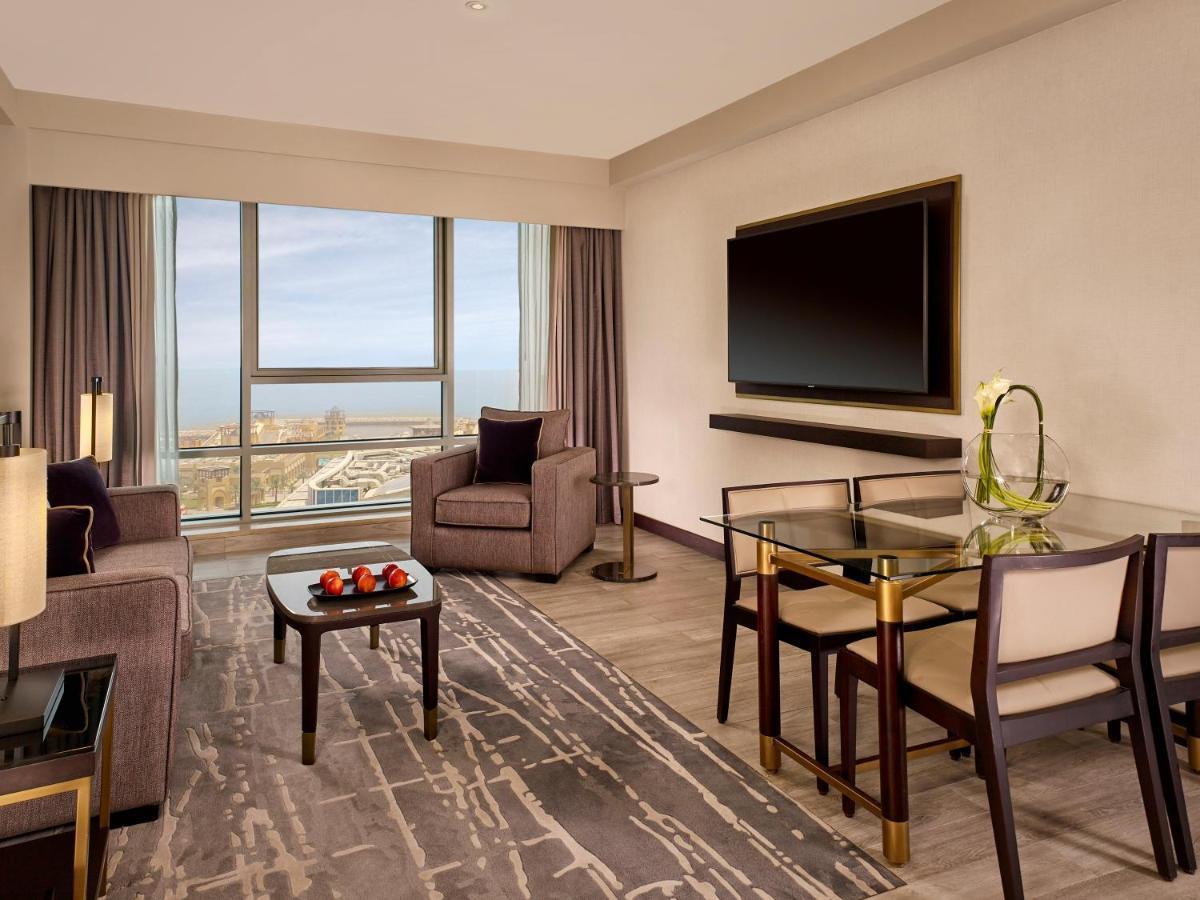 Hyatt Regency Al Kout Mall Kuwait City Eksteriør billede A suite at the hotel