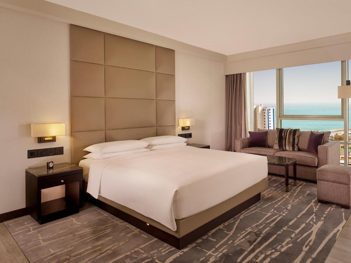 Hyatt Regency Al Kout Mall Kuwait City Eksteriør billede A bedroom at the Jumeirah Atlantis