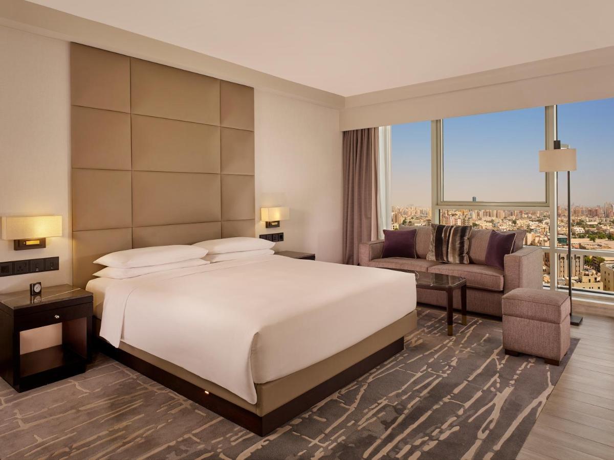 Hyatt Regency Al Kout Mall Kuwait City Eksteriør billede A bedroom at the hotel